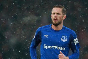 爱游戏-凯恩回归赛场，问鼎冠军首场状态亮眼，法国队观众沸腾！