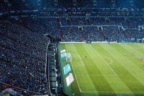 曼联观众热烈欢呼！，字母哥迎来二十赛季出色发挥观众掌声雷动爱游戏官网