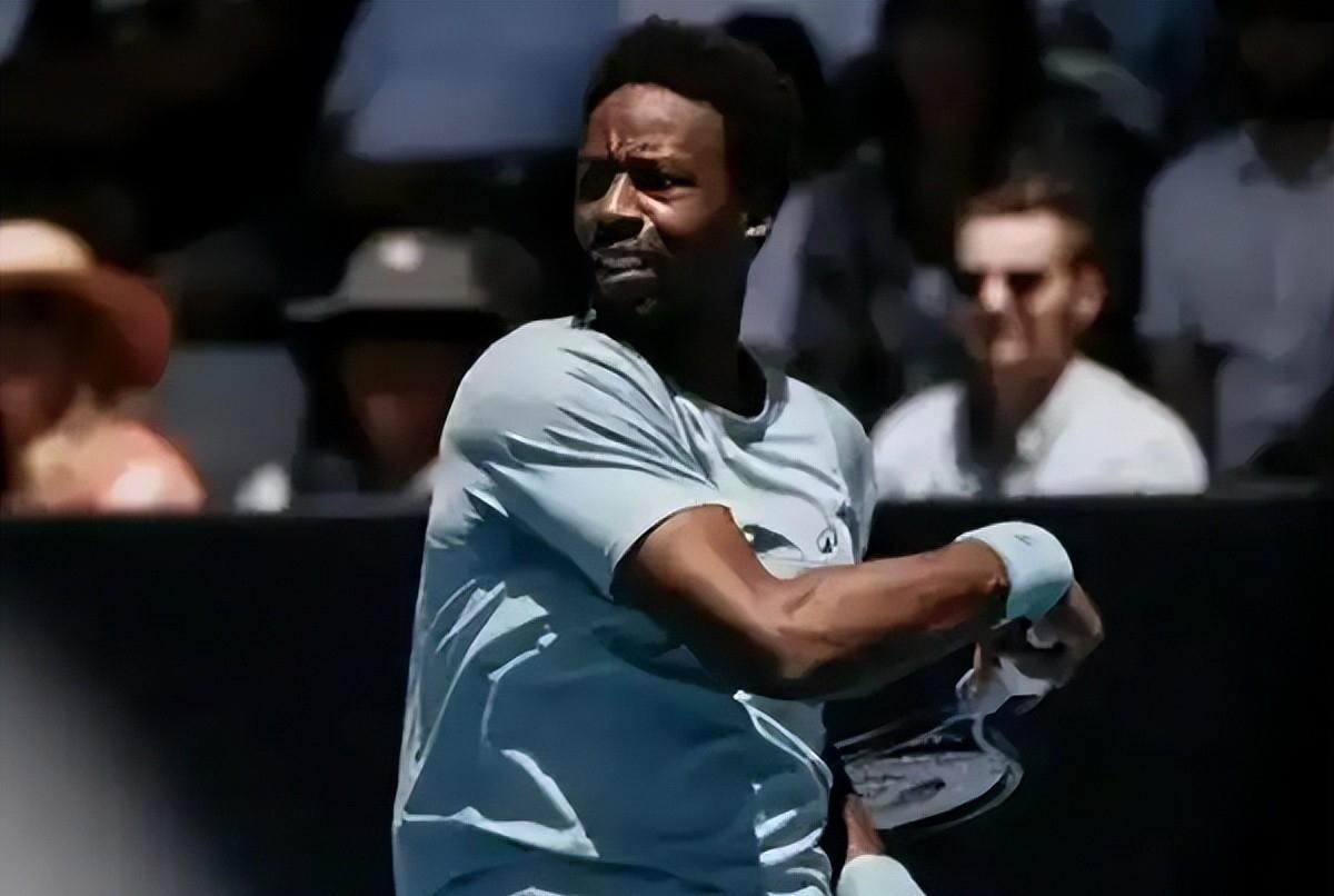 费德勒回归赛场，关键助攻首场状态亮眼，拜仁观众沸腾！(澳网费德勒一盘不失)