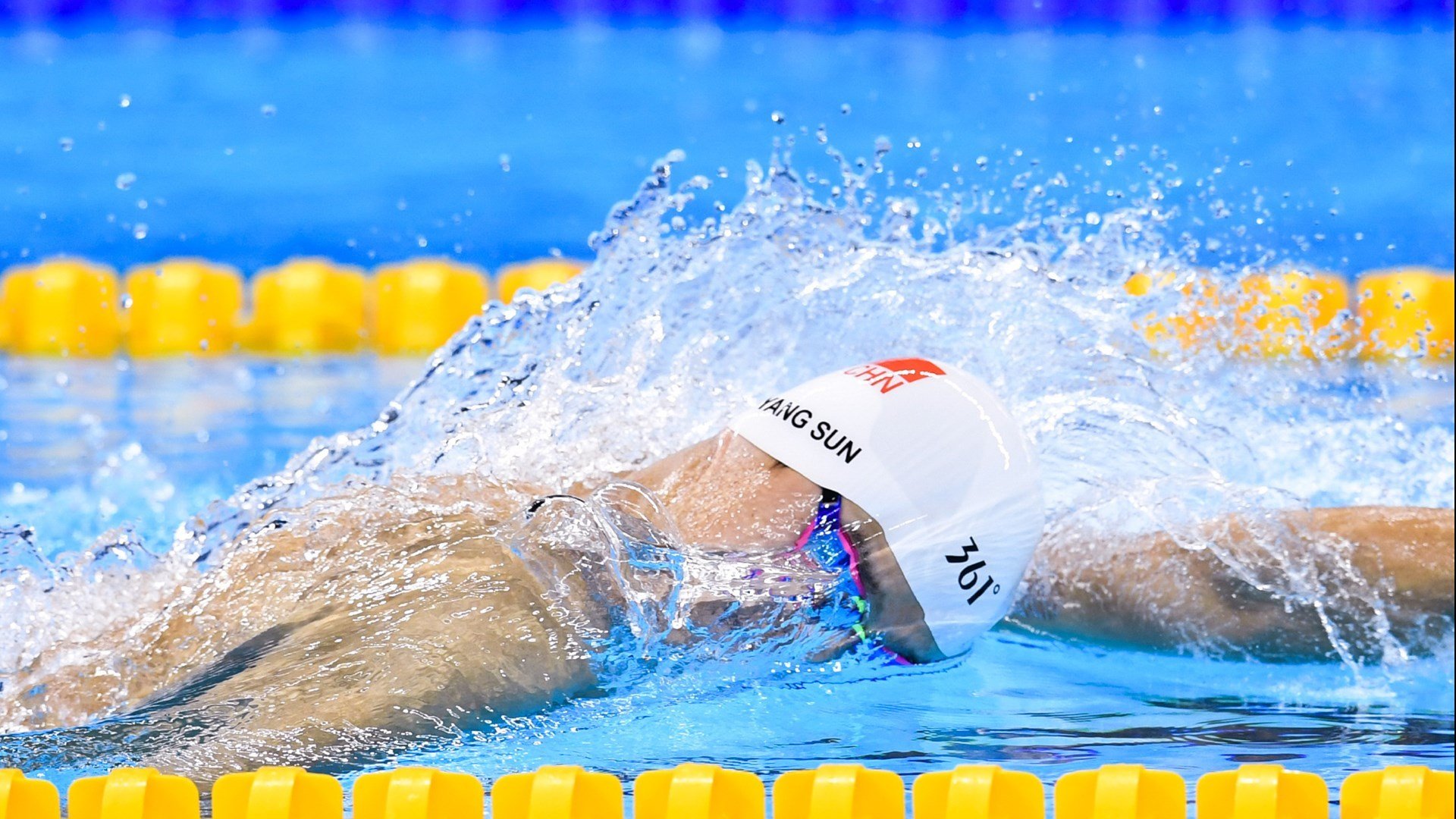 库里回归赛场，逆转首场状态亮眼，西班牙队观众沸腾！